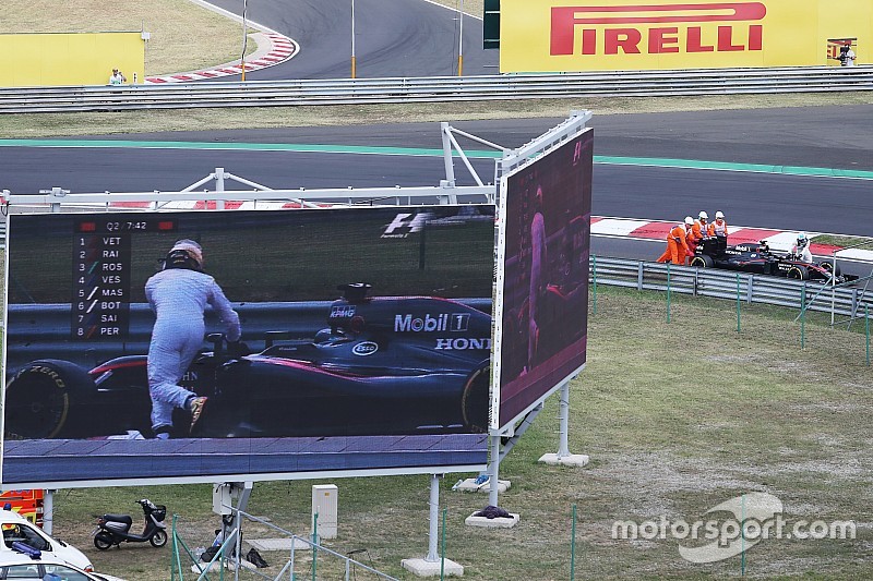 Fernando Alonso, empurra sua McLaren MP4-30 durante a classificação