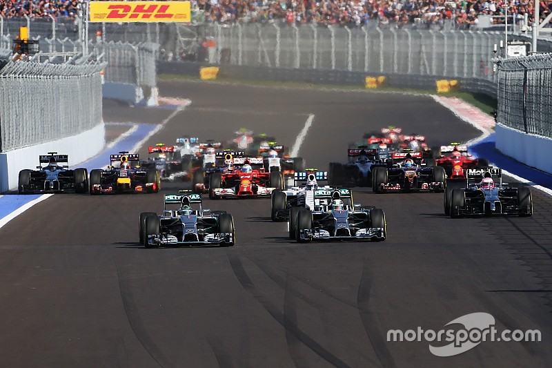 Nico Rosberg, Mercedes AMG F1, and  su compa&ntilde;ero de equipo, Lewis Hamilton, Mercedes AMG F1 W05, en 