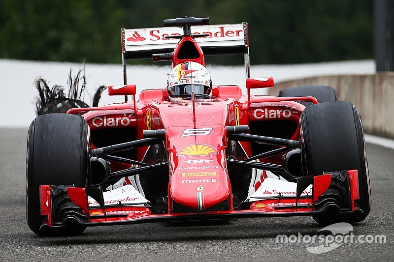 Sebastian Vettel, Ferrari SF15-T se dirige a la l&iacute;nea de pits de la carrera con una ponchadura