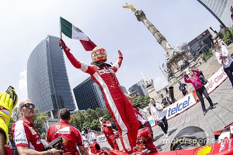 Esteban Guti&eacute;rrez con una bandera de M&eacute;xico festeja en la columna del Angel de la Independencia dura