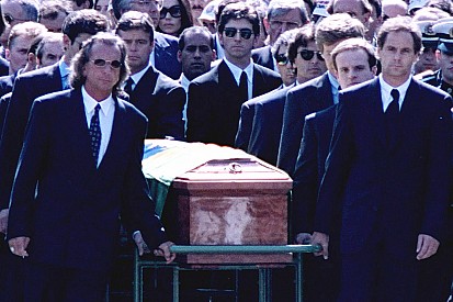 Revelan que Prost y Stewart fueron relegados en el funeral de Senna