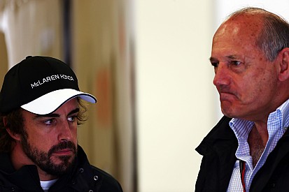 Ron Dennis tolera la frustraci&oacute;n de Alonso