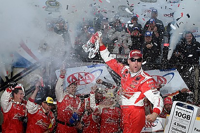 Harvick wins his way into the second round of the Chase