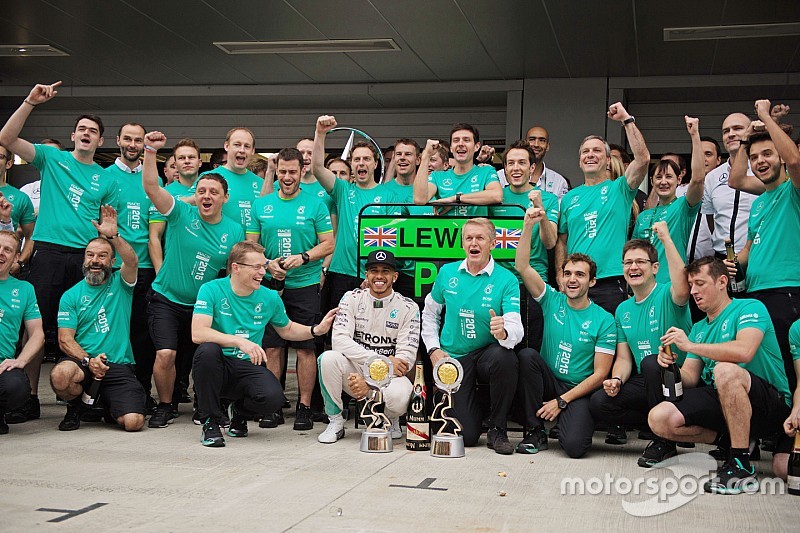 Daimler-Chef Dieter Zetsche gratuliert Mercedes zum Titelgewinn