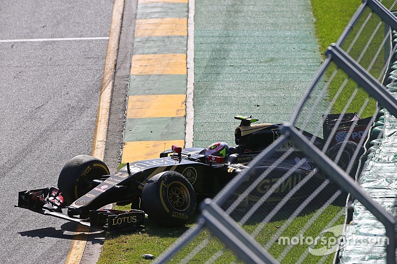 Pastor Maldonado maakt ook naast de baan grote fouten