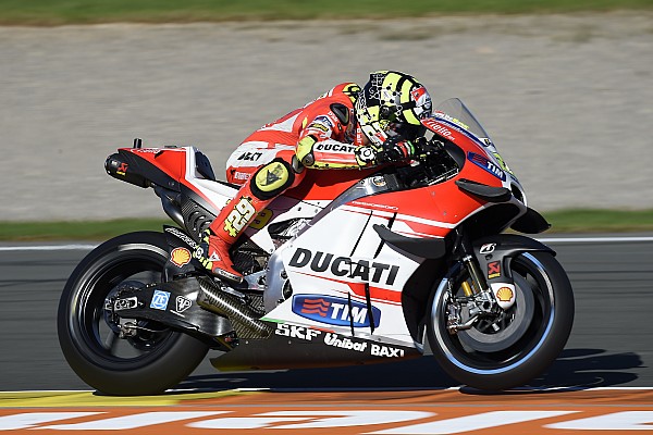 Iannone queda adelante en la FP3 y Rossi es segundo