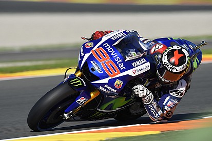 Lorenzo in ronderecord naar pole, Rossi valt in Valencia