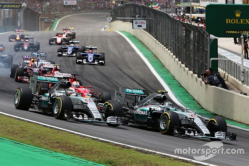 Start: Nico Rosberg, Mercedes AMG F1 and Lewis Hamilton, Mercedes AMG F1 lead