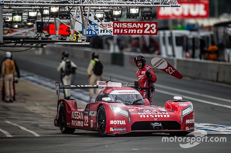 Arrêt aux stands pour la #22 Nissan Motorsports Nissan GT-R LM NISMO : Harry Tincknell, Alex Buncombe, Michael Krumm