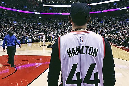 La NBA reconoce a Lewis Hamilton