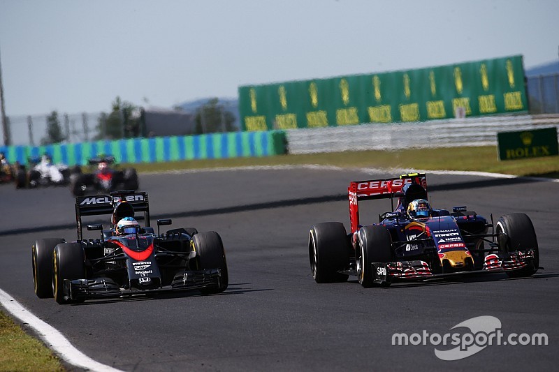 Fernando Alonso, McLaren MP4-30 en Carlos Sainz Jr., Scuderia Toro Rosso STR10