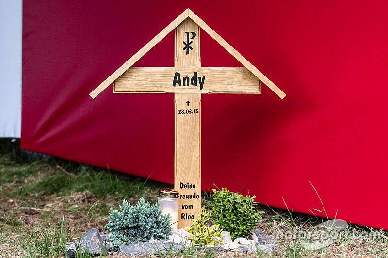 Homenaje en Flugplatz para "Andy", el espectador quien trágicamente perdió la vida durante la carrer