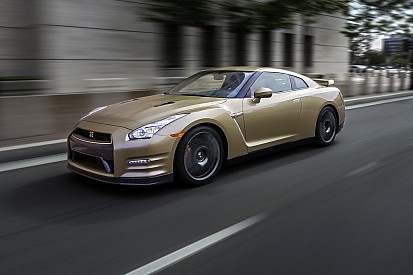 Video: Zo ruim je de kerstversiering op met een Nissan GT-R
