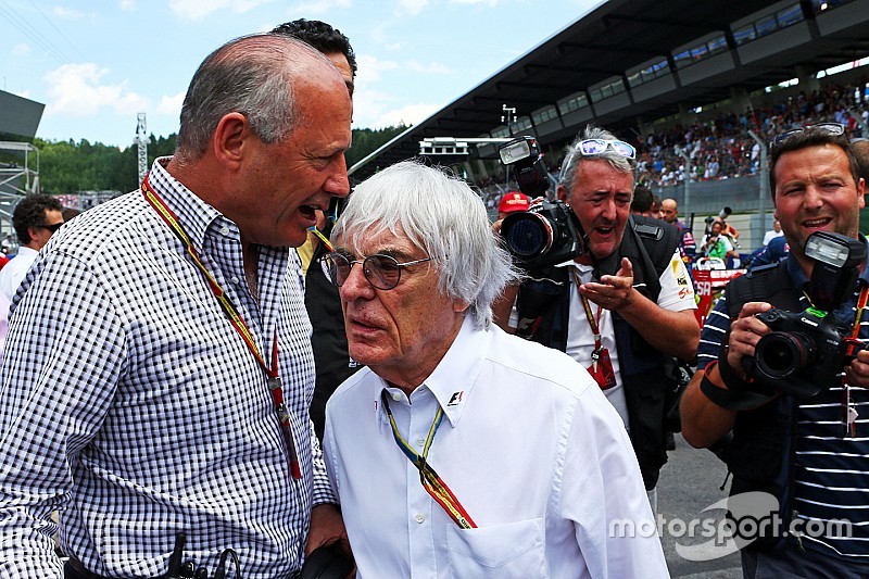 Ron Dennis, McLaren comandante executivo com Bernie Ecclestone, no grid