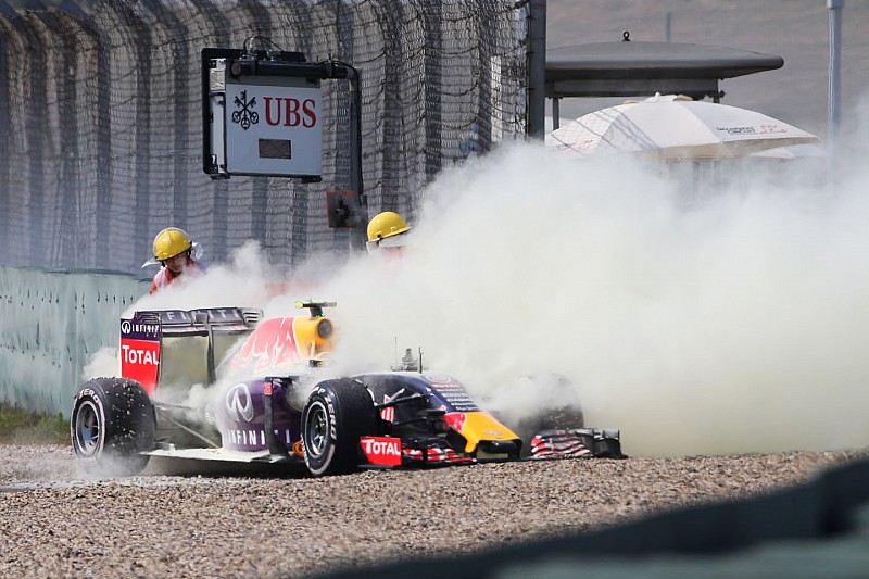 Daniil Kvyat, se retira de la carrera al tronar el motor de su Red Bull Racing RB11