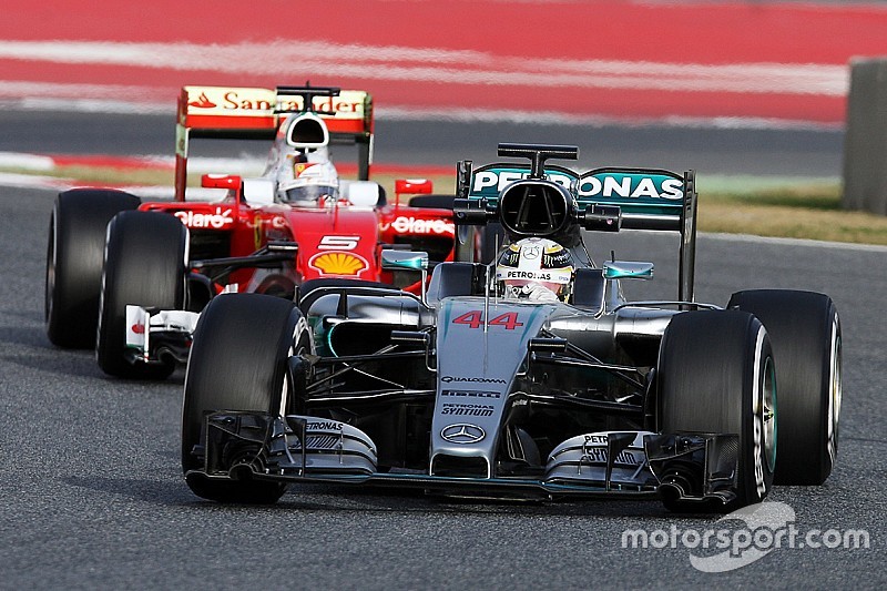 Lewis Hamilton, Mercedes AMG F1 W07 Hybrid vor Sebastian Vettel, Ferrari SF16-H