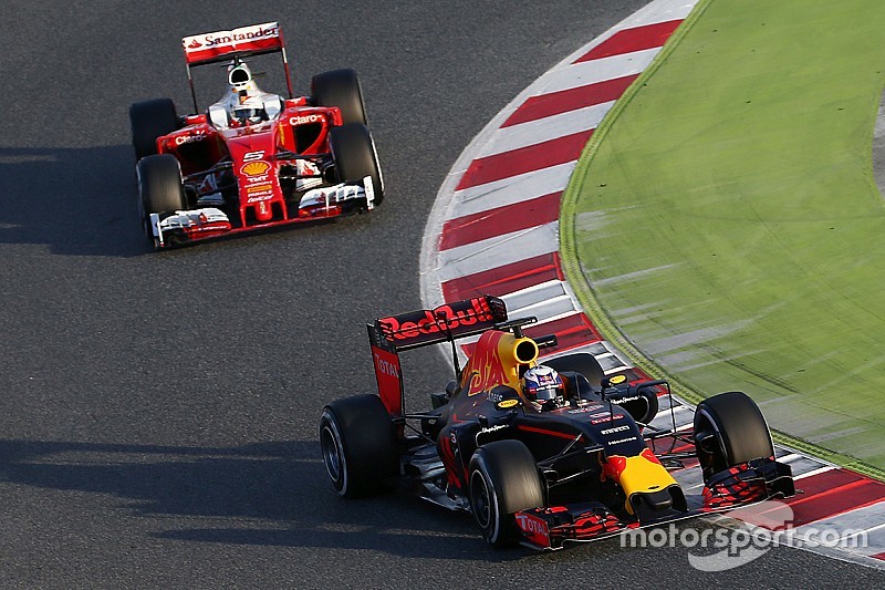 Daniel Ricciardo, Red Bull Racing RB12 leads Sebastian Vettel, Ferrari SF16-H