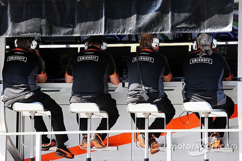 Funcionários da Sahara Force India F1 Team no pit wall