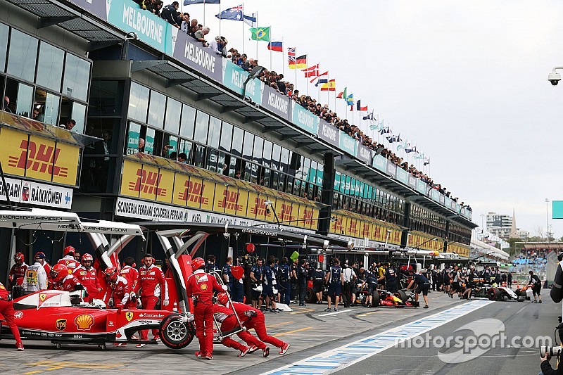 Sebastian Vettel, Ferrari SF16-H en los pits