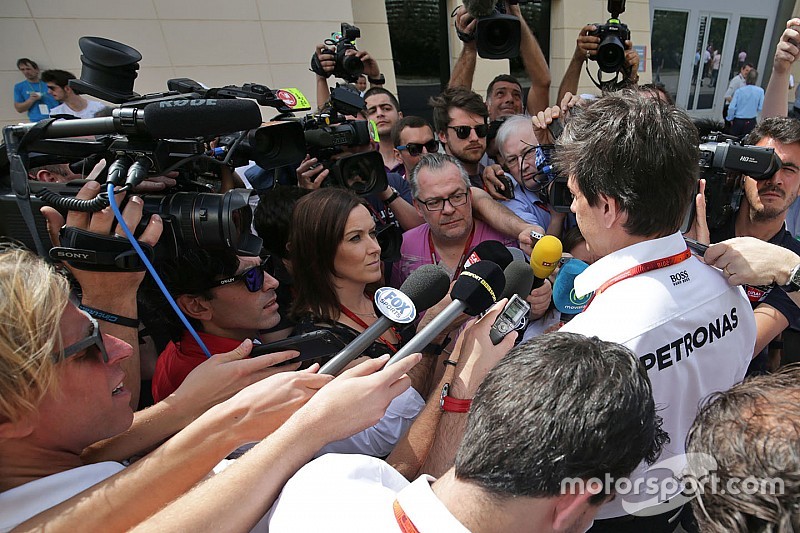 Toto Wolff, Director Ejecutivo, Mercedes GP con los medios de comunicación