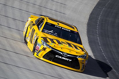 Kyle Busch manda en la pr&aacute;ctica matutina; Hamlin y Patrick chocaron 