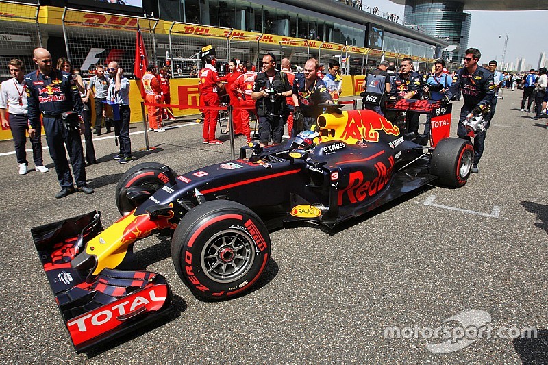 Daniel Ricciardo, Red Bull Racing RB12 on the grid