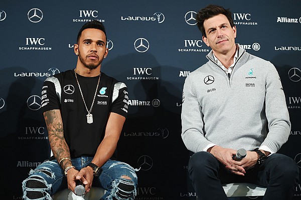 Mercedes califica como "locas" las teor&iacute;as de conspiraci&oacute;n sobre Hamilton 