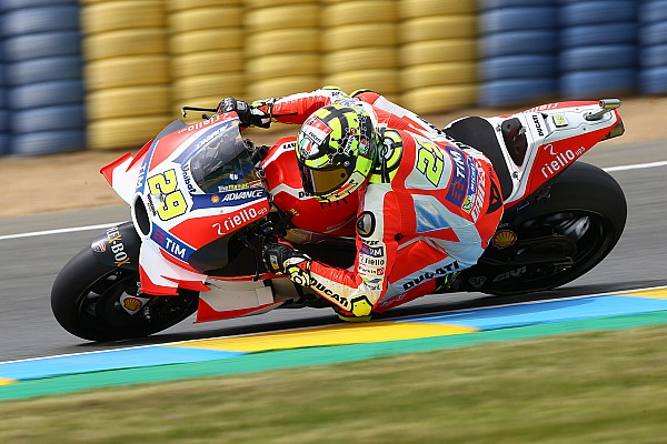 Iannone le quita el tiempo a Lorenzo a su rueda; Rossi coge aire