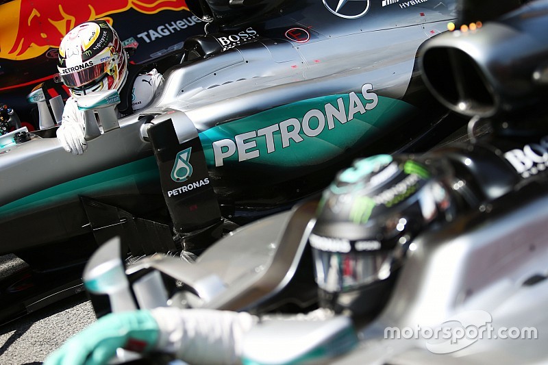 Ganador de la pole Lewis Hamilton, Mercedes AMG F1 W07 Hybrid en parc ferme con su compa&ntilde;eroNico Ros