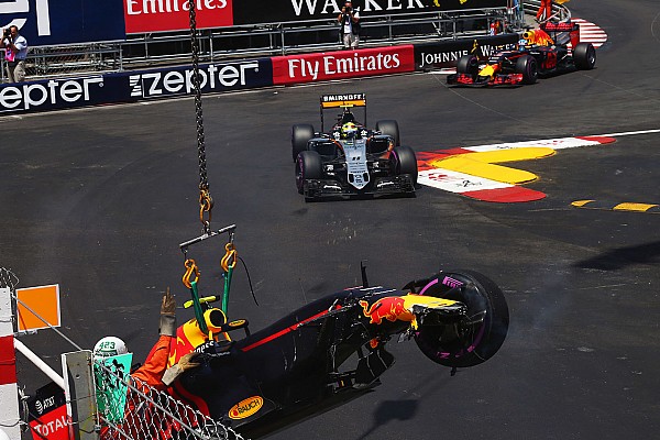 Penúltimo, Verstappen admite erro: "virei cedo demais”