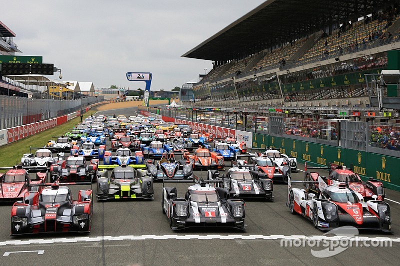 Das traditionelle Gruppenfoto der Autos in Le Mans