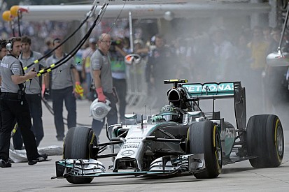Hamilton keményen fogja nyomni holnap, Rosberg célja, hogy csapattársa meginogjon