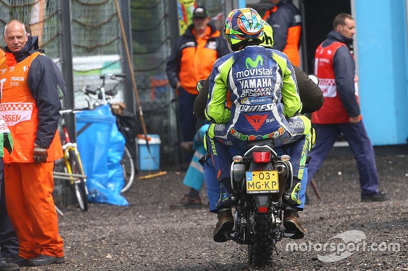 Valentino Rossi, Yamaha Factory Racing, sobre un scooter despu&eacute;s de abandonar la carrera en Assen
