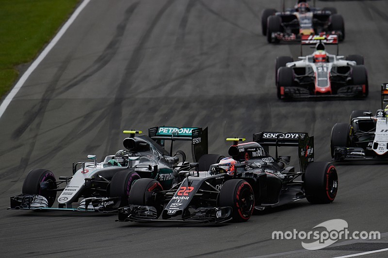 Im Zweikampf: Nico Rosberg, Mercedes AMG F1 W07 Hybrid, und Jenson Button, McLaren MP4-31