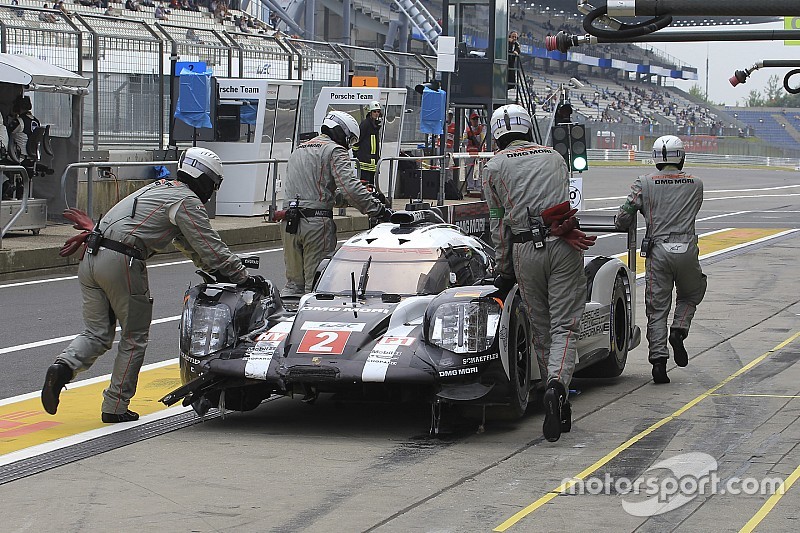 #2 Porsche Team, Porsche 919 Hybrid: Romain Dumas, Neel Jani, Marc Lieb, crashed car