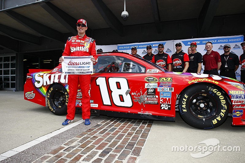 Kyle Busch conquista la pole a Indianapolis