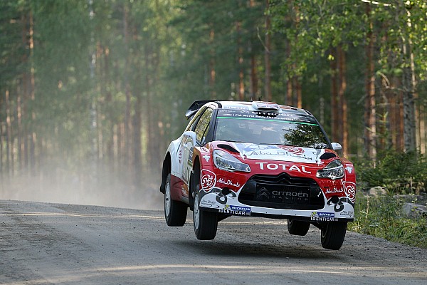 Ogier sufre accidente y Meeke manda en Finlandia