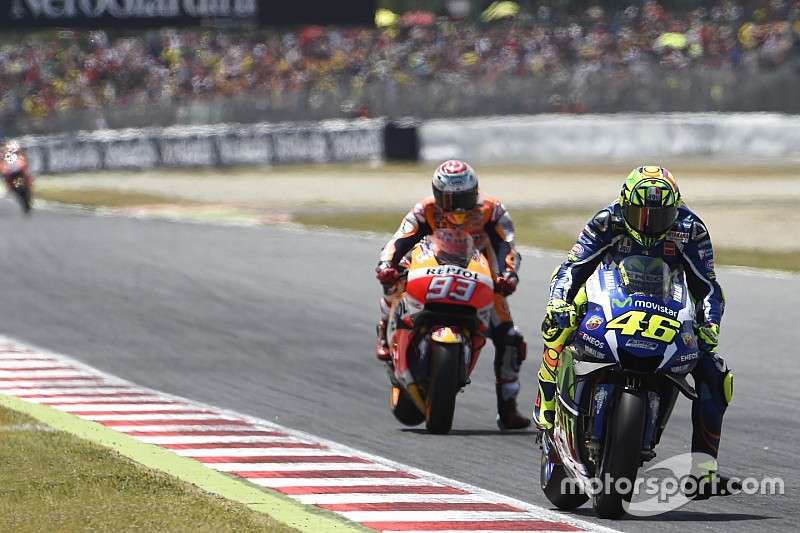 Qui freine le plus fort entre une F1 et une MotoGP ?