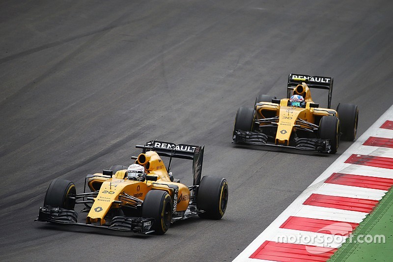 Kevin Magnussen, Renault Sport F1 Team RS16 leads team mate Jolyon Palmer, Renault Sport F1 Team RS1