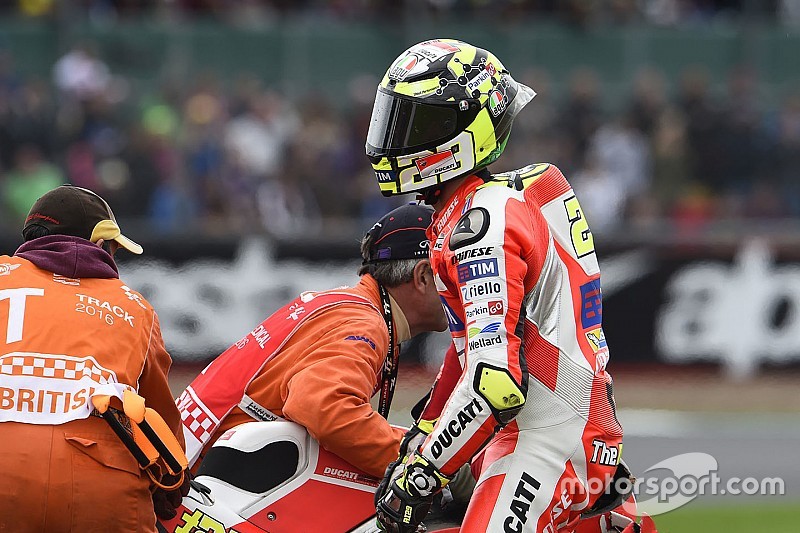 Andrea Iannone, Ducati Team, despu&eacute;s de su choque