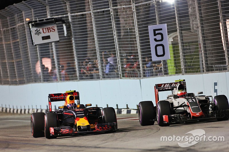 Max Verstappen, Red Bull Racing RB12 Y Esteban Guti&eacute;rrez, Haas F1 Team VF-16