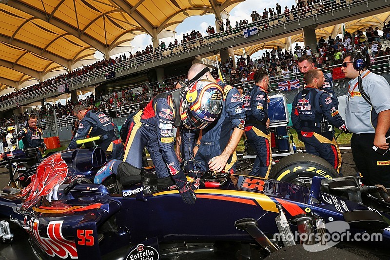 Carlos Sainz Jr., Scuderia Toro Rosso STR11 en la parrilla