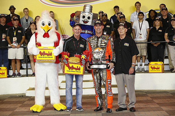 Harvick consigue la pole para Charlotte