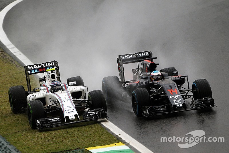 Valtteri Bottas, Williams FW38 y Fernando Alonso, McLaren MP4-31