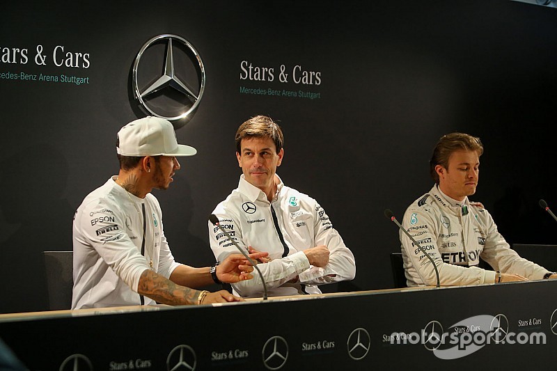 Wolff reconoció que Hamilton ignoró las órdenes de equipo