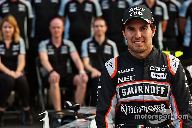 Sergio P&eacute;rez, Sahara Force India F1 en la foto del equipo