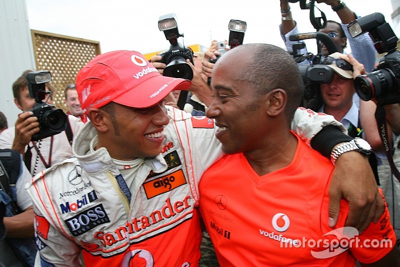 Hamilton asegura que la relación con su padre sigue siendo