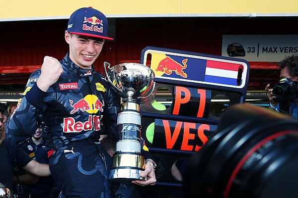 Verstappen recebe prêmio na Holanda e homenageia Cruyff