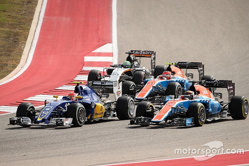 Felipe Nasr, Sauber C35 leads Pascal Wehrlein, Manor Racing MRT05; Esteban Ocon, Manor Racing MRT05 