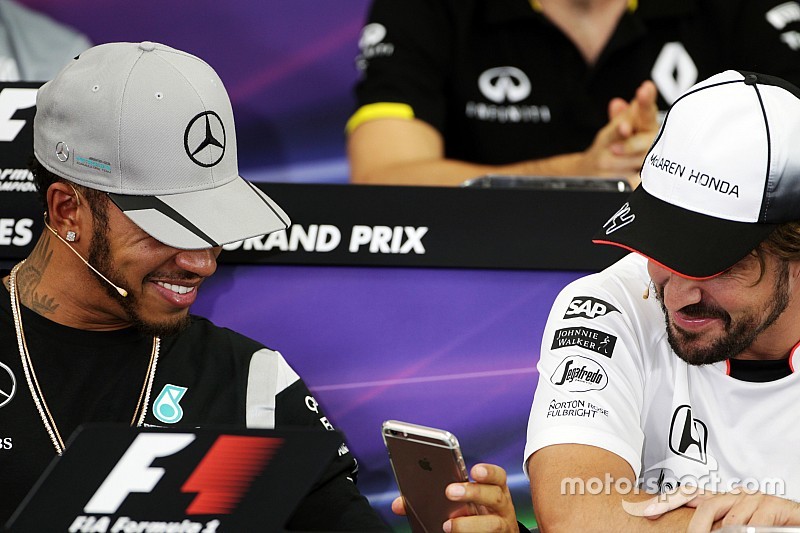 Lewis Hamilton, Mercedes AMG F1 y Fernando Alonso, McLaren en la Conferencia de prensa FIA
